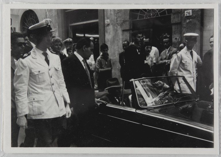 Poggibonsi, 18-19 luglio 1964, XX° anniversario della liberazione e conferimento ad Alcide Cervi della cittadinanza onoraria. Alcide Cervi accompagnato in auto al corteo lungo le vie della città